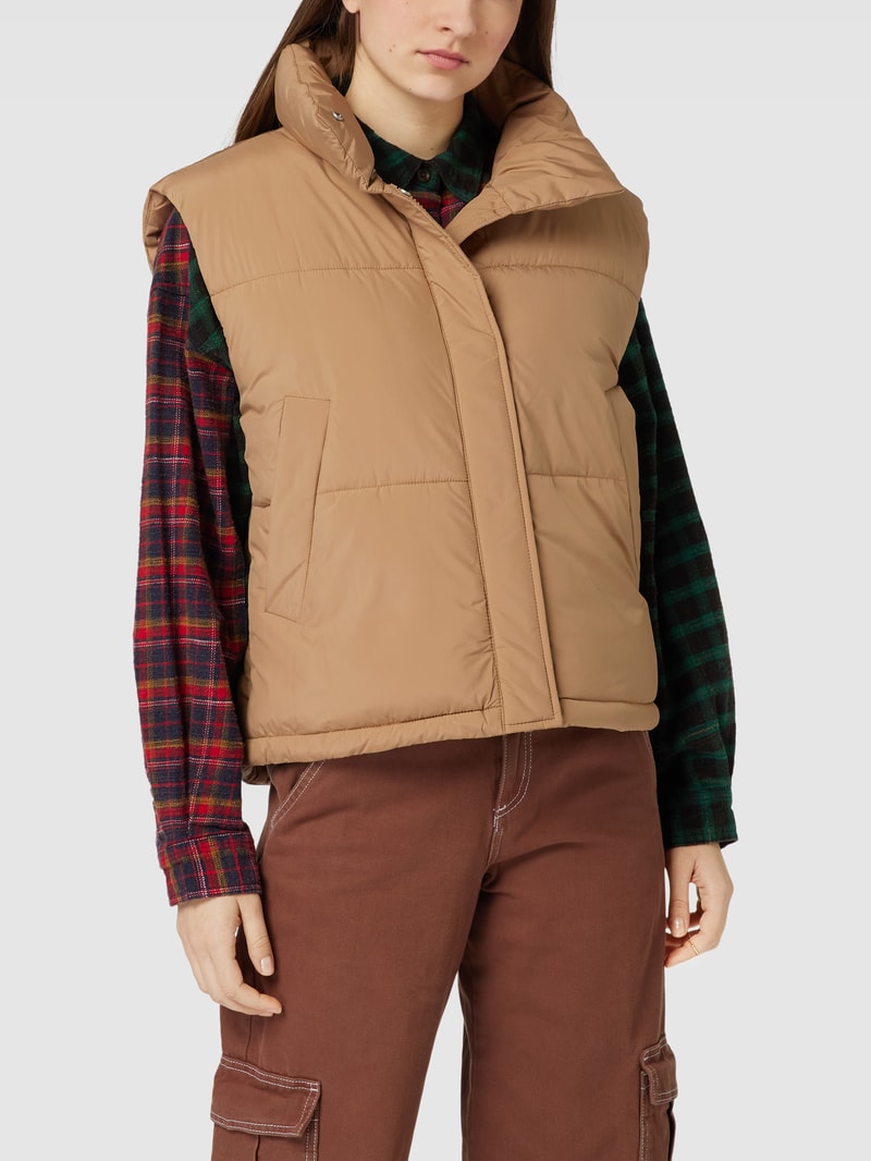 Steppweste mit Label-Detail in camel
