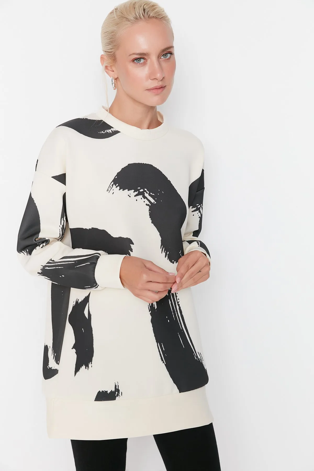 Trendyol Modest  Weißes gemustertes Scuba-Strick-Sweatshirt mit Rundhalsausschnitt TCTAW23TW00049