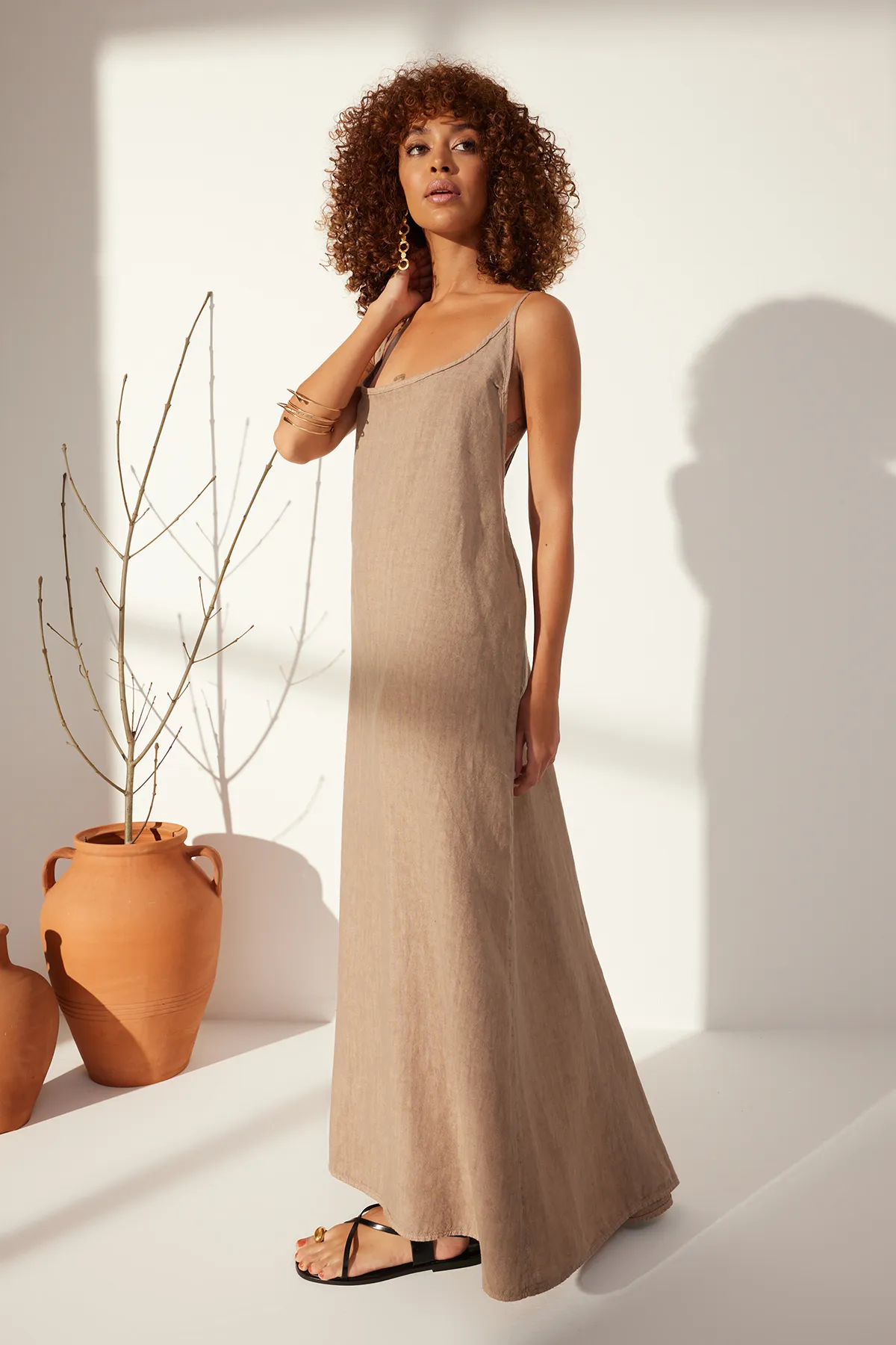 Trendyol Collection  Braunes Maxikleid aus 100 % Leinen mit detaillierter Rückseite TWOSS24EL00668