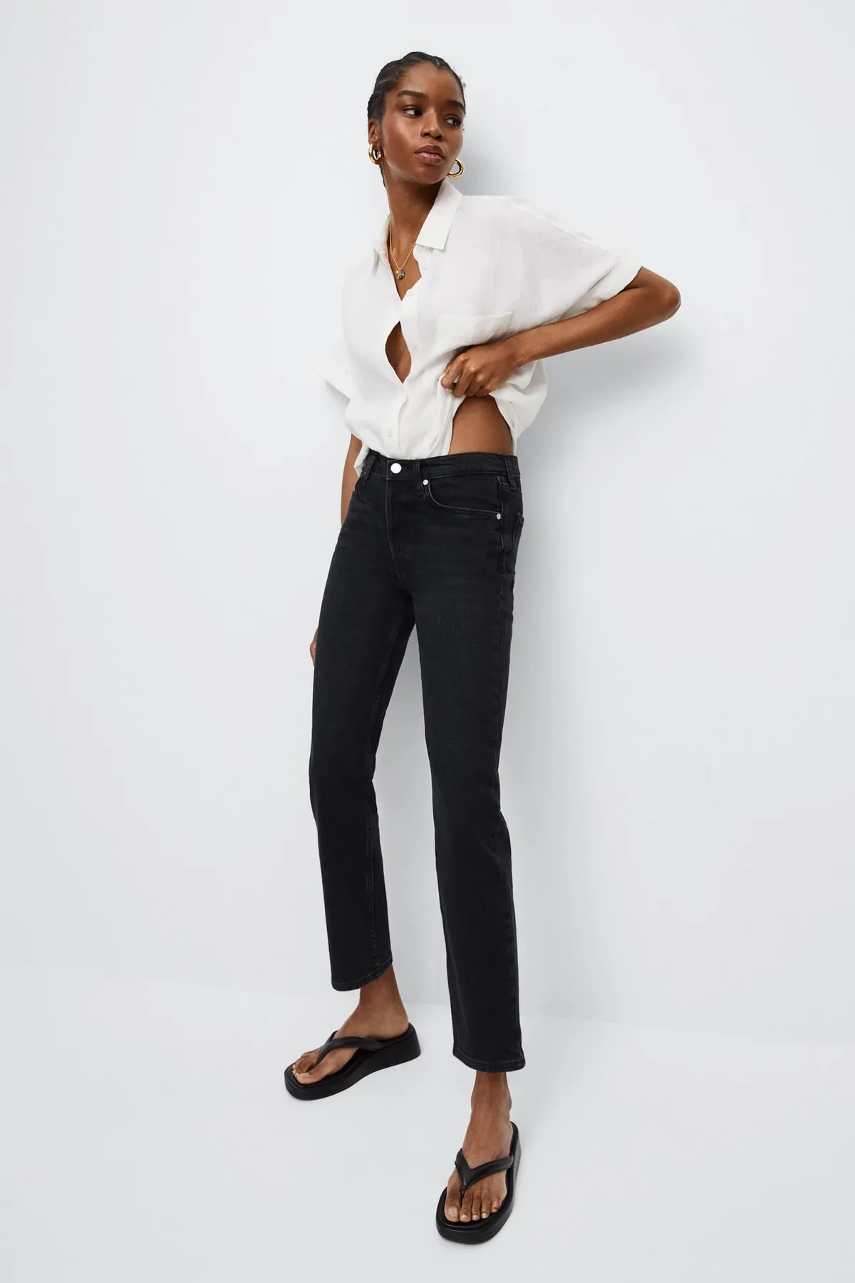 MANGO  Damenjeans aus schwarzem Denim 27091144