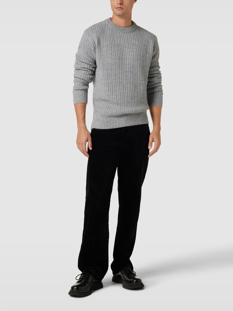 Strickpullover mit Label-Patch in mittelgrau