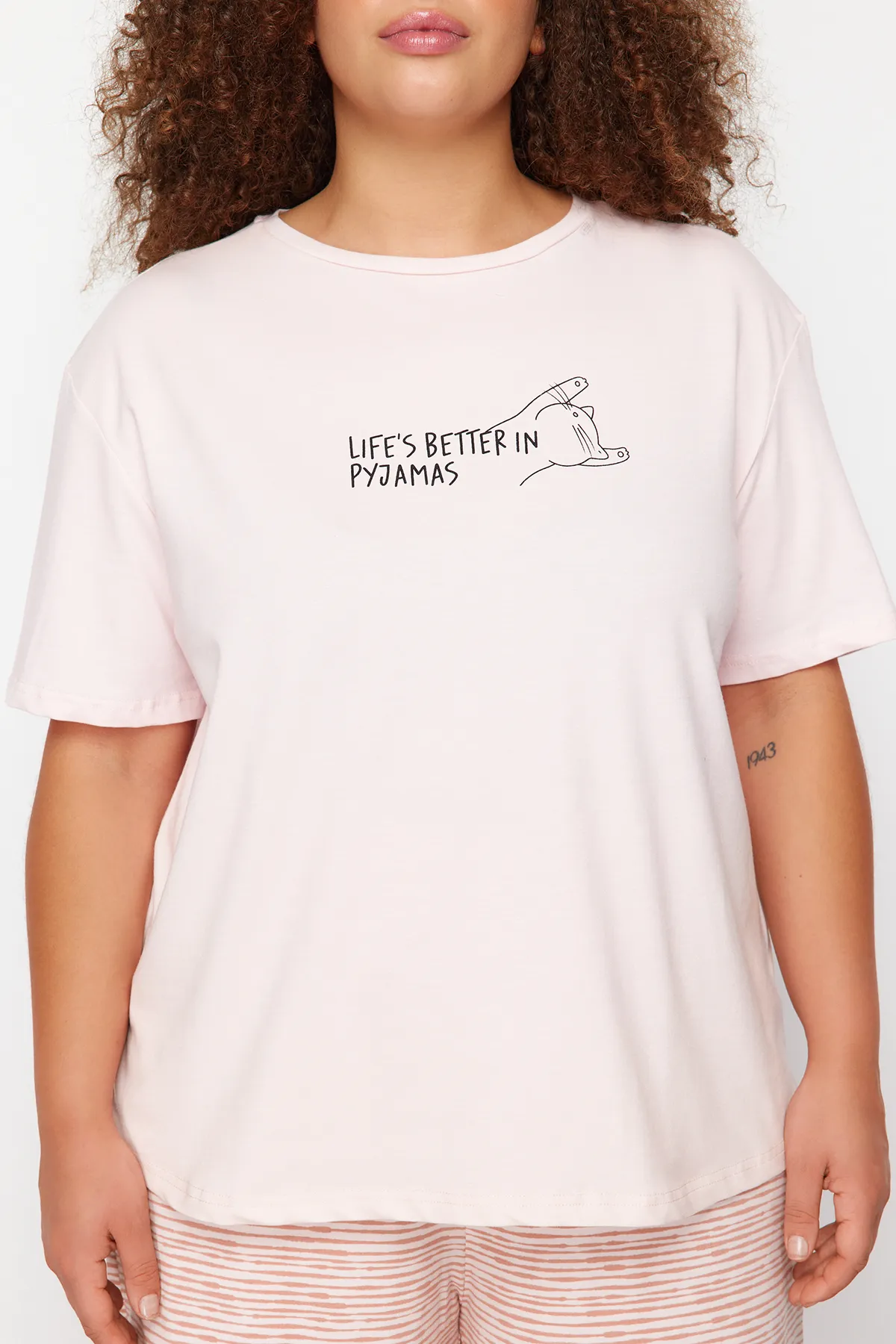 Trendyol Curve  Puderfarbenes Pyjama-Set aus Strick mit Streifen und Slogan-Aufdruck TBBSS24AI00020