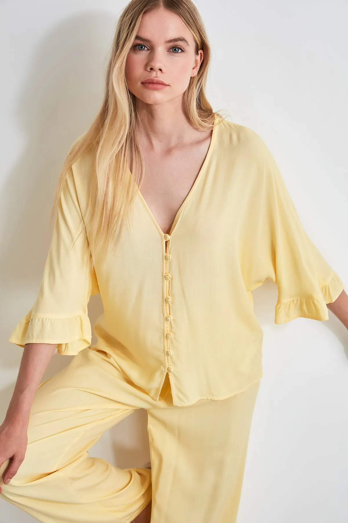 Trendyol Collection  Pyjama-Set aus Viskosegewebe mit Rüschen und gelben Ärmeln THMSS20PT0130