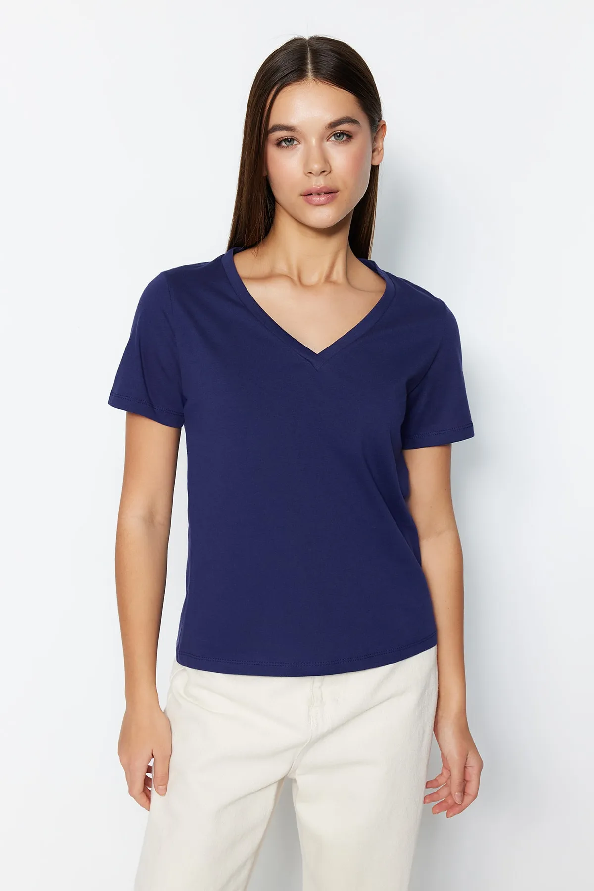 Trendyol Collection  Marineblaues Basic-Strick-T-Shirt mit V-Ausschnitt aus 100 % Baumwolle TWOSS23TS00001