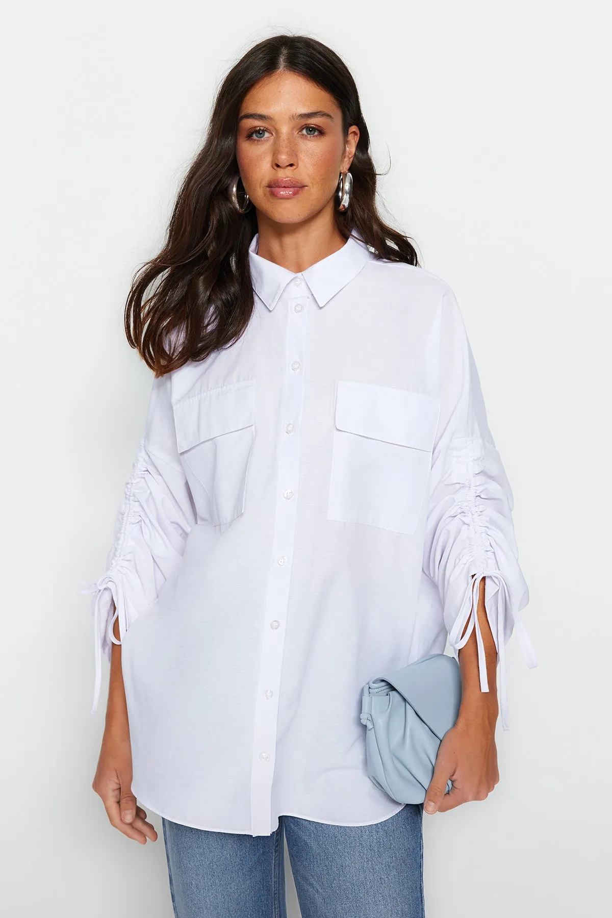 Trendyol Modest  Weißes Hemd aus gewebter Baumwolle mit verstellbaren Ärmeln und Kordelzugdetail TCTSS23TG00011