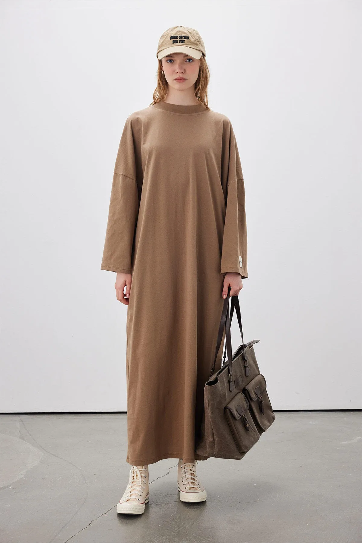 Manuka  Übergroßes langes Freizeitkleid in Braun