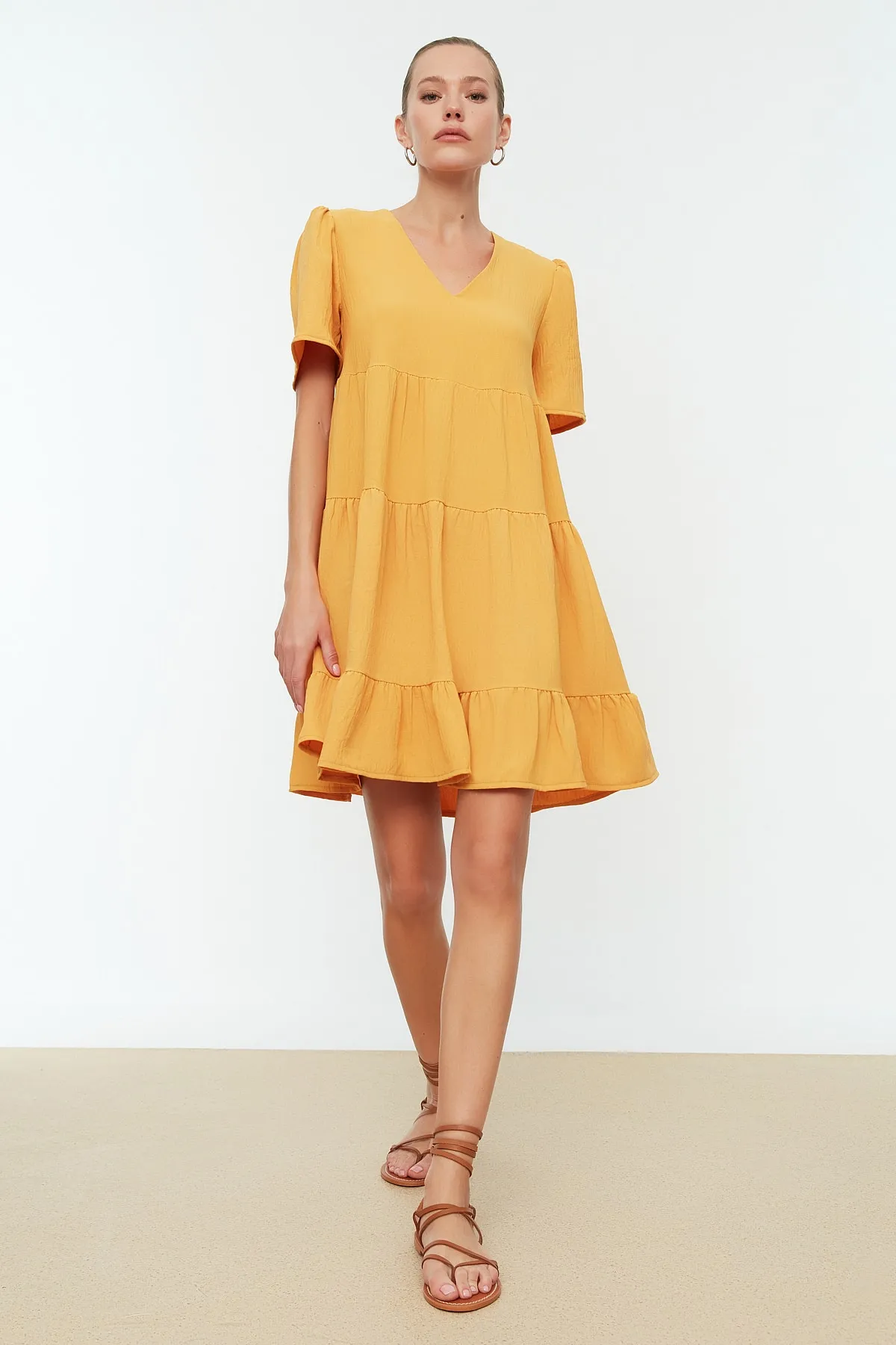 Trendyol Collection  Senffarbenes, weit geschnittenes, gewebtes Kleid TWOSS20EL0400