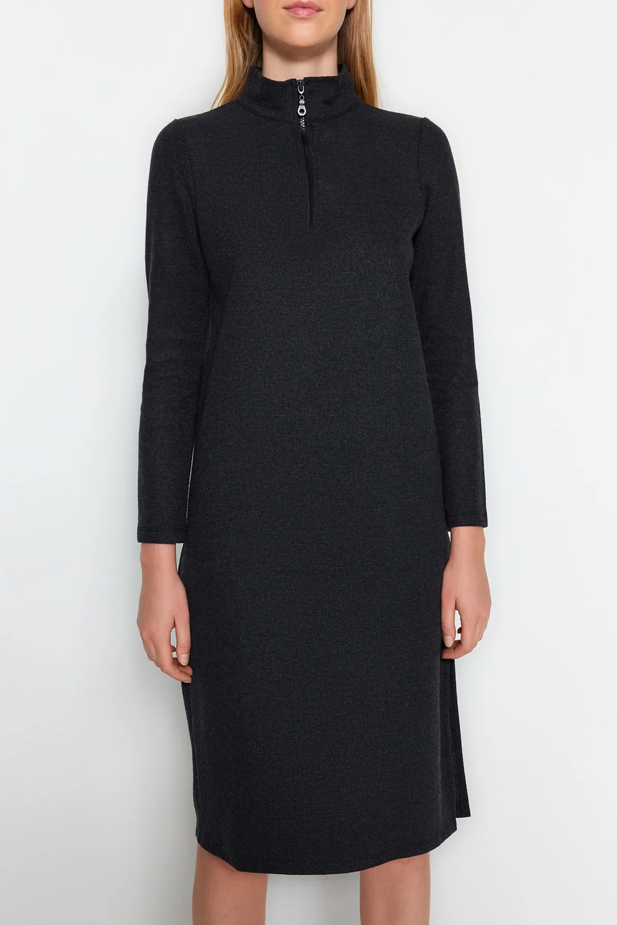 Trendyol Collection  Anthrazitfarbenes Midi-Strickkleid im Thessaloniki-/Strickwaren-Look mit hohem Kragen und Schlitz und Reißverschluss TWOAW24EL00597