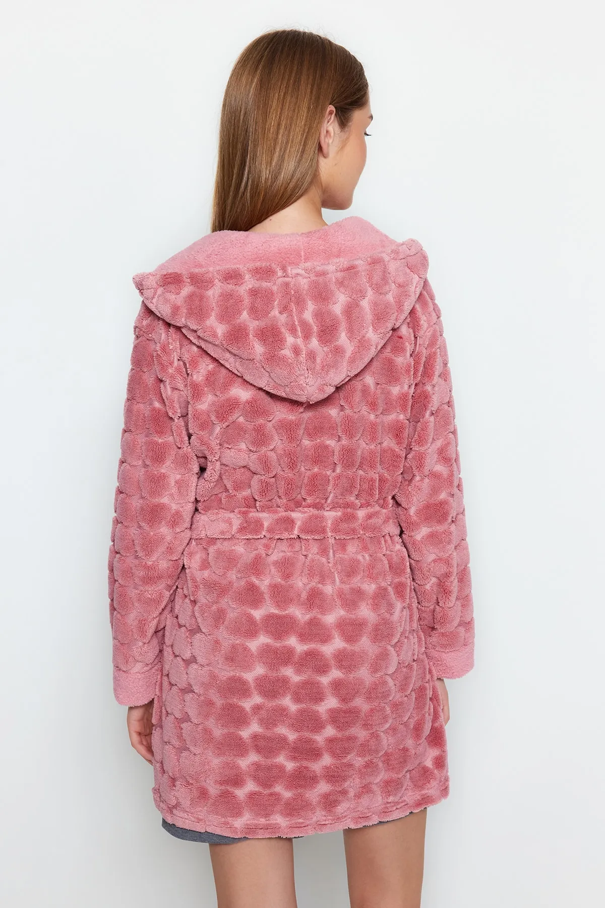 Trendyol Collection  Rosafarbener, herzgemusterter Fleece-Strick-Morgenmantel mit Gürtel THMAW24SB00002