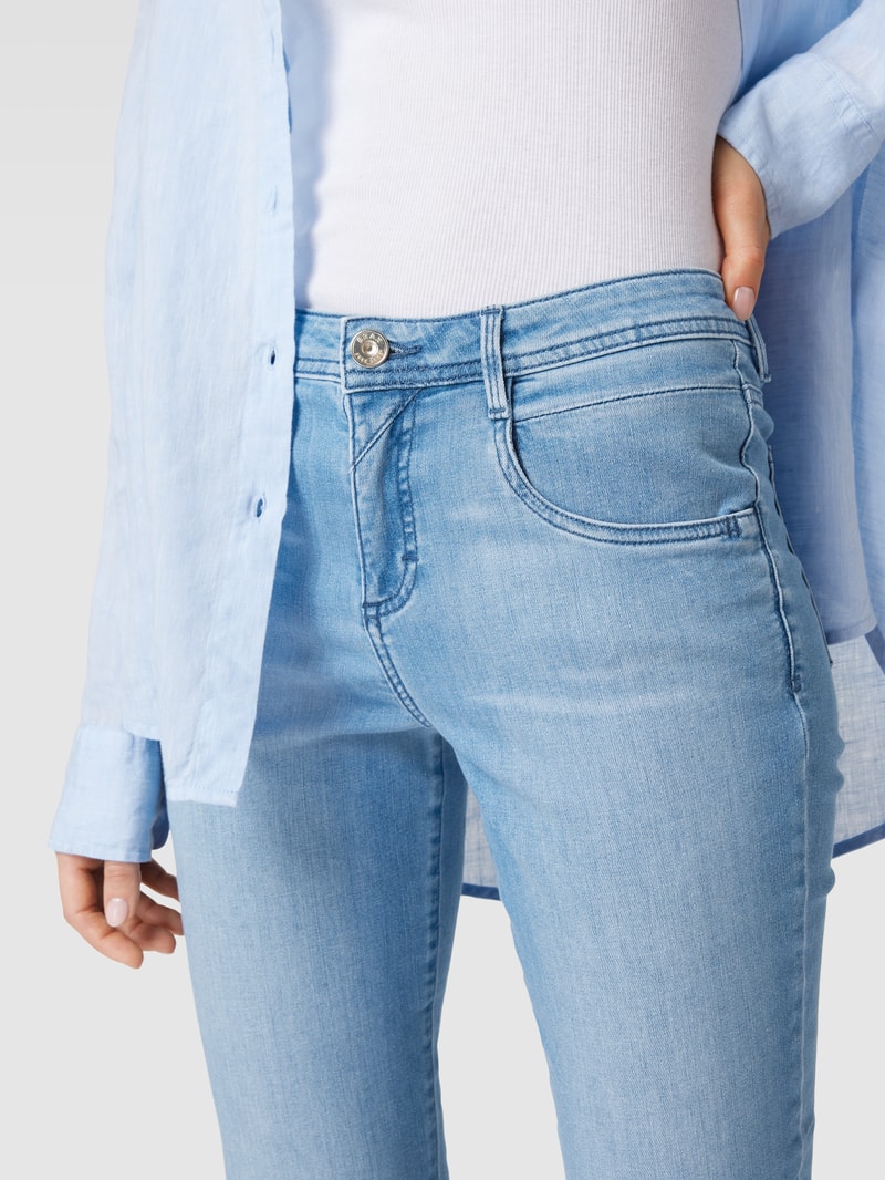 Jeans mit Label-Patch in hellblau