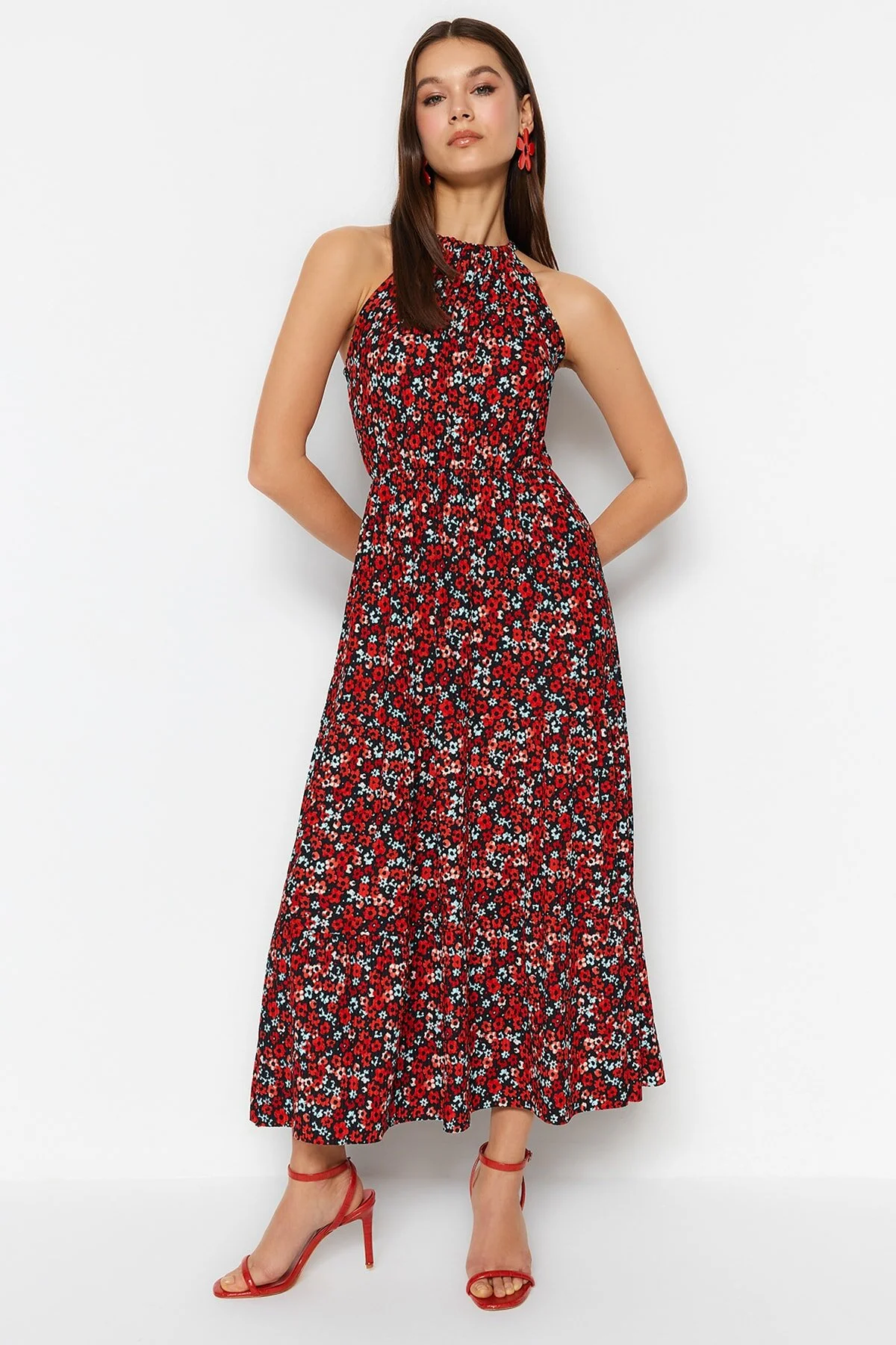 Trendyol Collection  Mehrfarbiges, bedrucktes Maxi-Strickkleid in A-Linie mit Blumenmuster und Neckholder TWOSS23EL00705