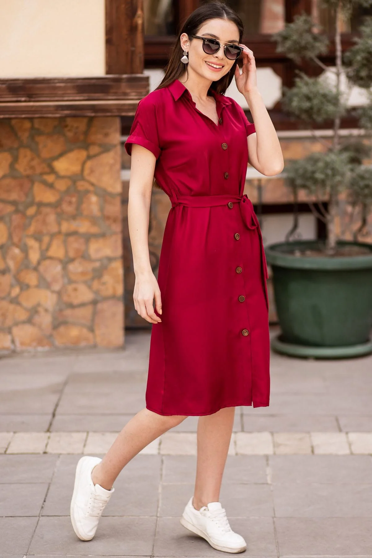 armonika  Burgunderrotes, kurzärmliges Hemdkleid mit Taillengürtel für Damen ARM-19Y001068