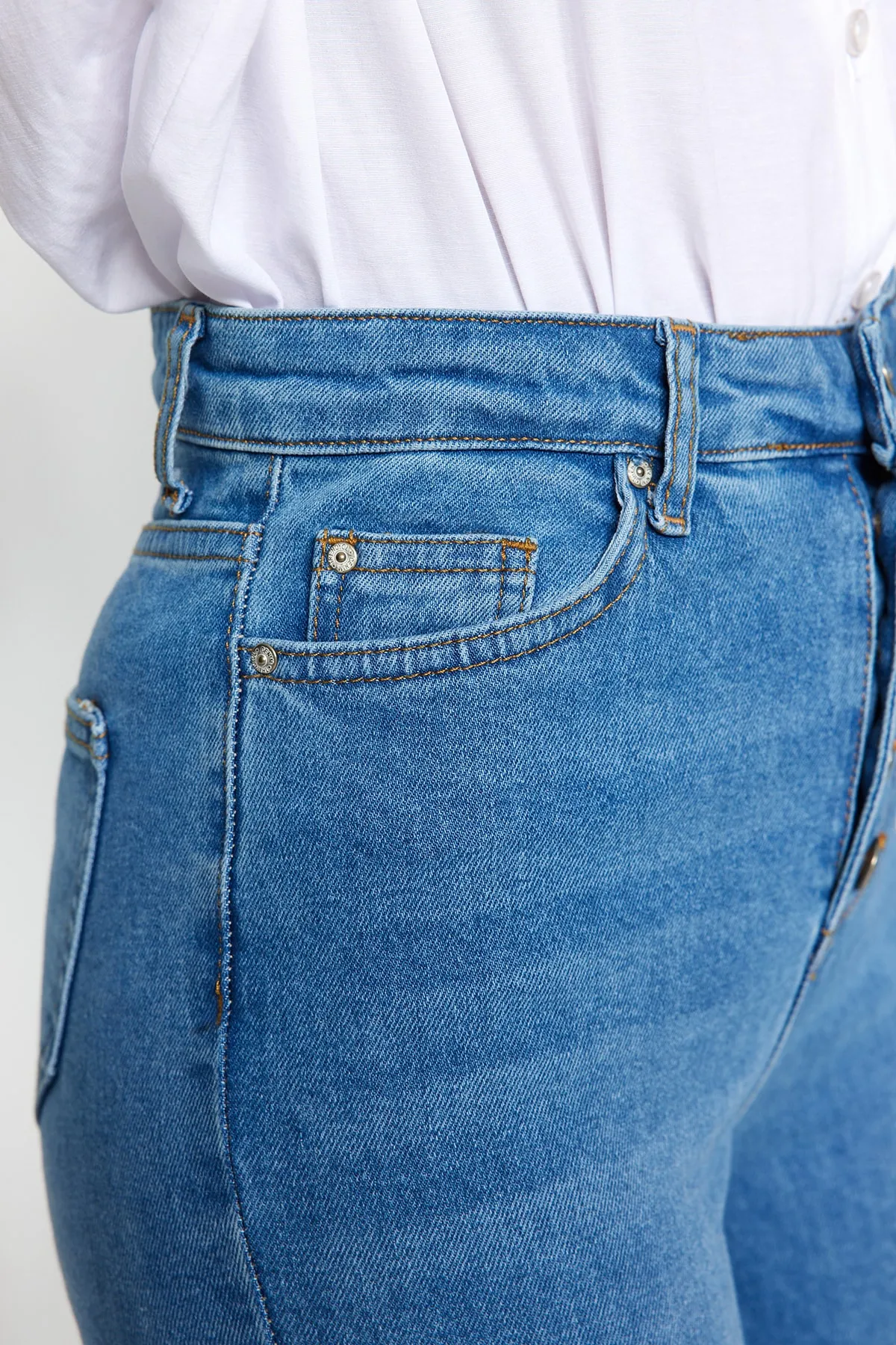 Trendyol Collection  Hellblaue Schlagjeans mit Knopfleiste und hoher Taille TWOSS20JE0111