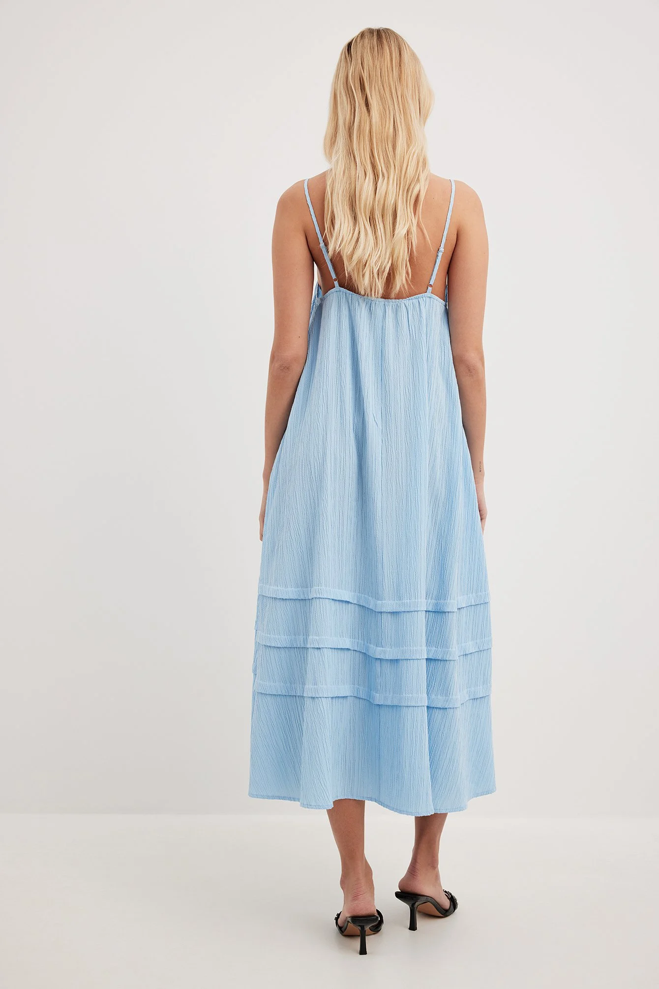 Strukturiertes fließendes Midikleid
