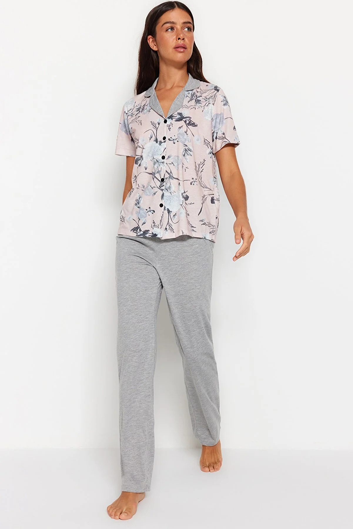 Trendyol Collection  Graues Pyjama-Set aus Strick mit Blumenmuster, 100 % Baumwolle, THMAW22PT0694
