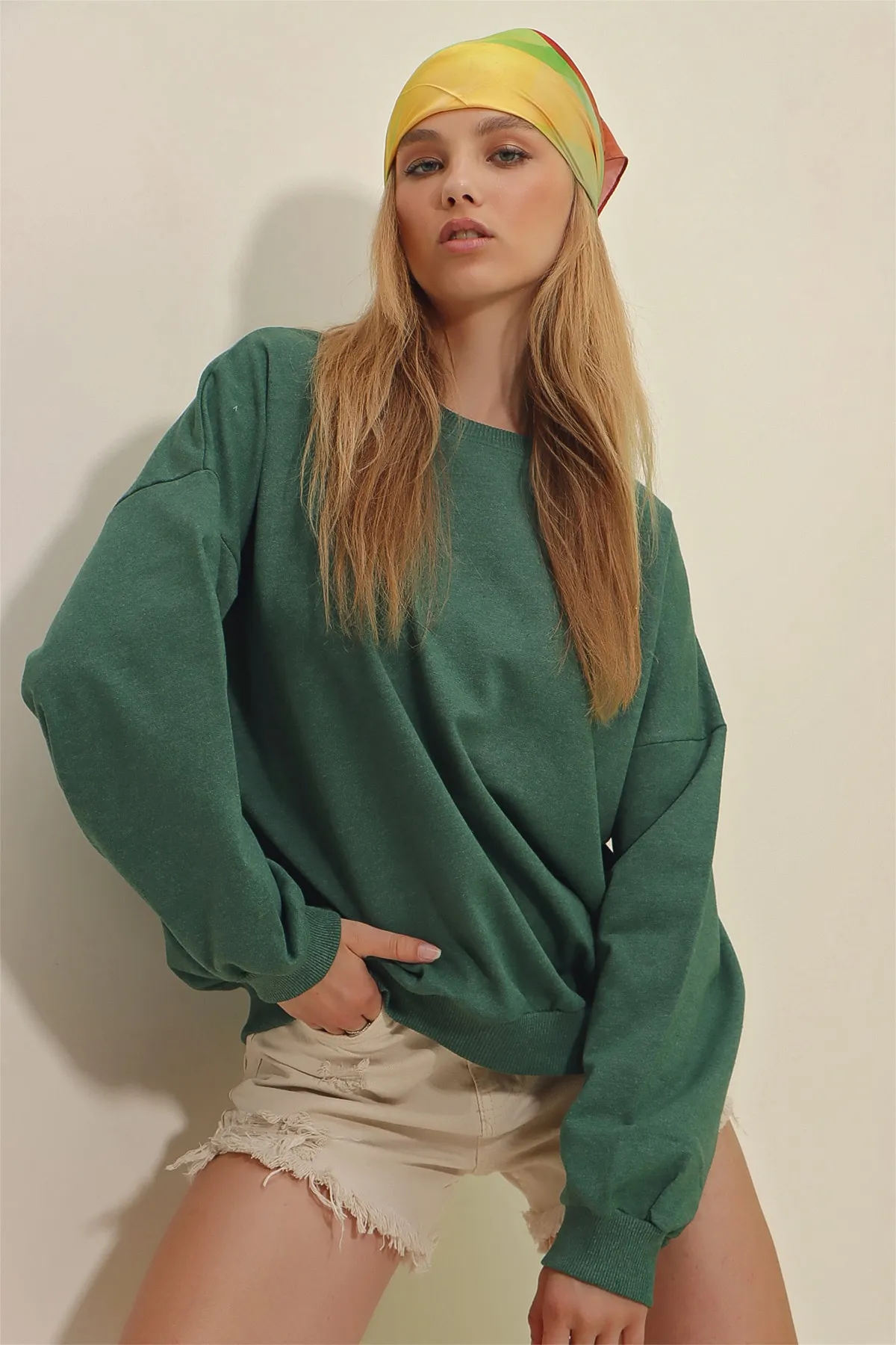 Trend Alaçatı Stili  Nefti Grünes Oversize-Sweatshirt mit Rundhalsausschnitt für Damen ALC-669-001