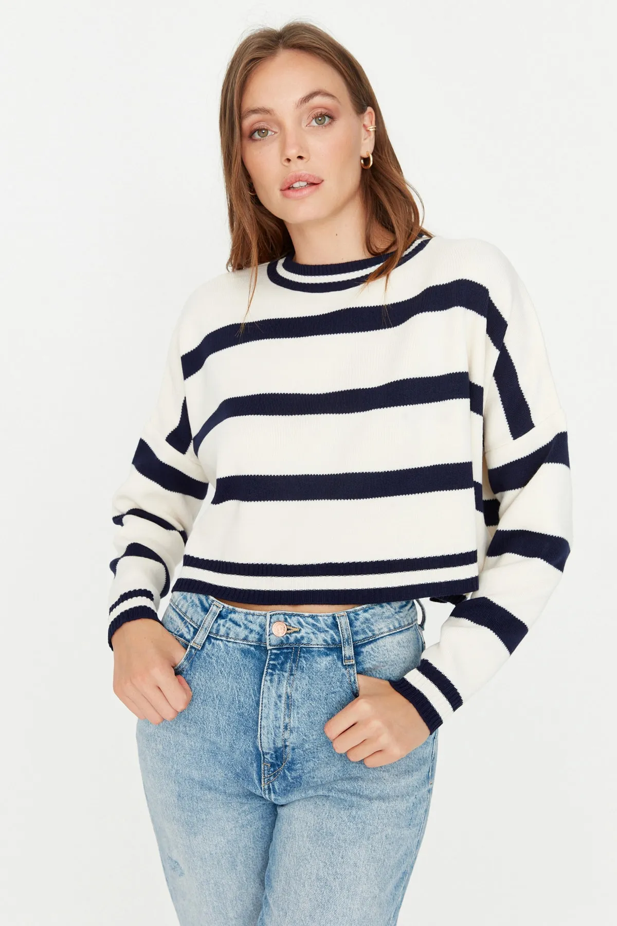 Trendyol Collection  Ecrufarbener, kurzer Strickpullover mit Streifen TWOAW23KZ00205