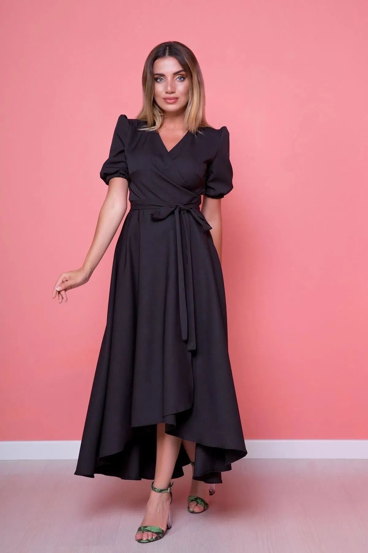 lovebox  Flexibles Damenkleid aus Atlas-Stoff mit Gürtel, asymmetrischem Schnitt, Midi-Länge, zweireihiger Kragen, schwarz, ausgestelltes Kleid 410