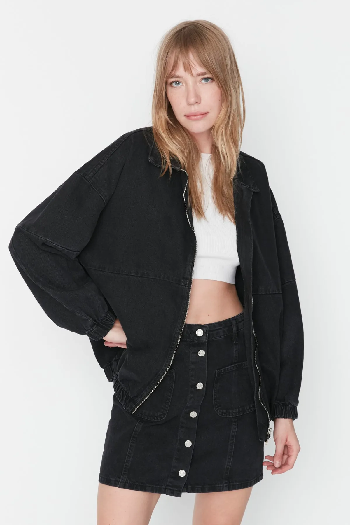 Trendyol Collection  Schwarze Oversize-Bomber-Jeansjacke mit Reißverschluss TWOAW23CE00213
