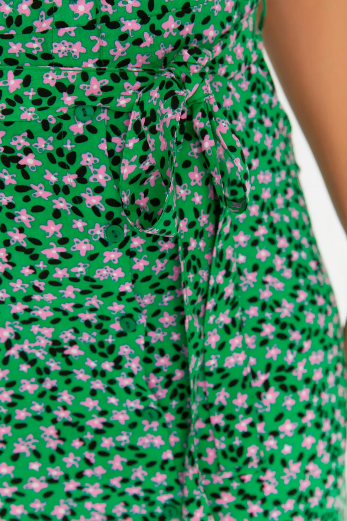 Trendyol Curve  Grünes gewebtes Hemdblusenkleid mit Blumengürtel TBBSS22EL1607