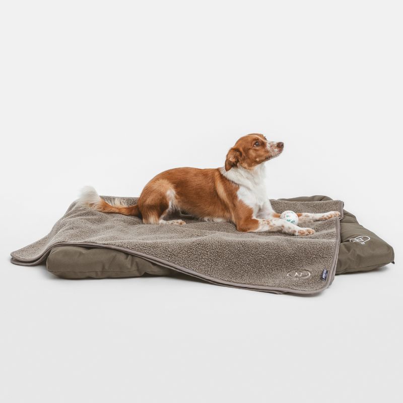 Nomad Tales Blush wasserfeste Kuscheldecke Taupe