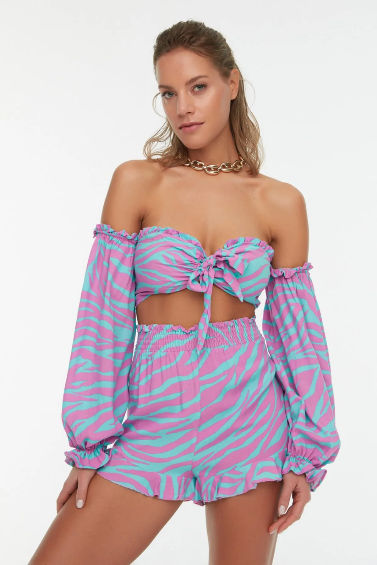 Trendyol Collection  Set aus gewebter Bluse und Shorts mit Tiermuster und Bindeband TBESS22AU0016