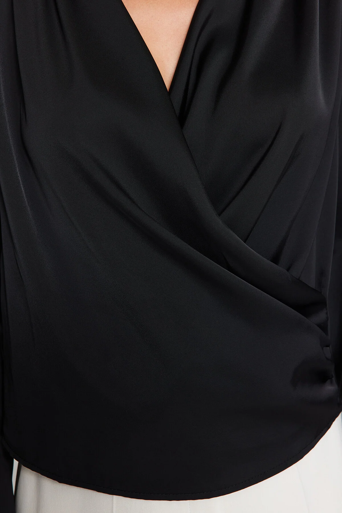 Trendyol Collection  Schwarze zweireihige Satin-Webbluse TWOAW24BZ00423