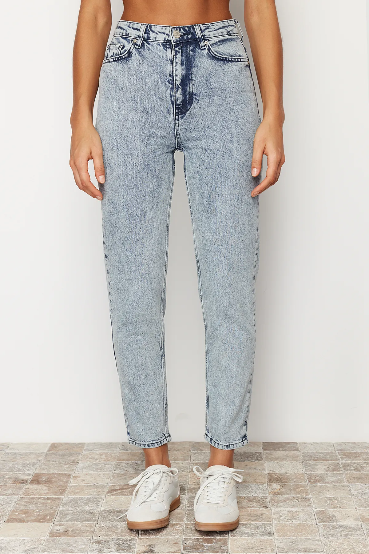 Trendyol Collection  Blaue, nachhaltigere Mom-Jeans mit hoher Taille und schmaler Passform TWOSS24JE00081