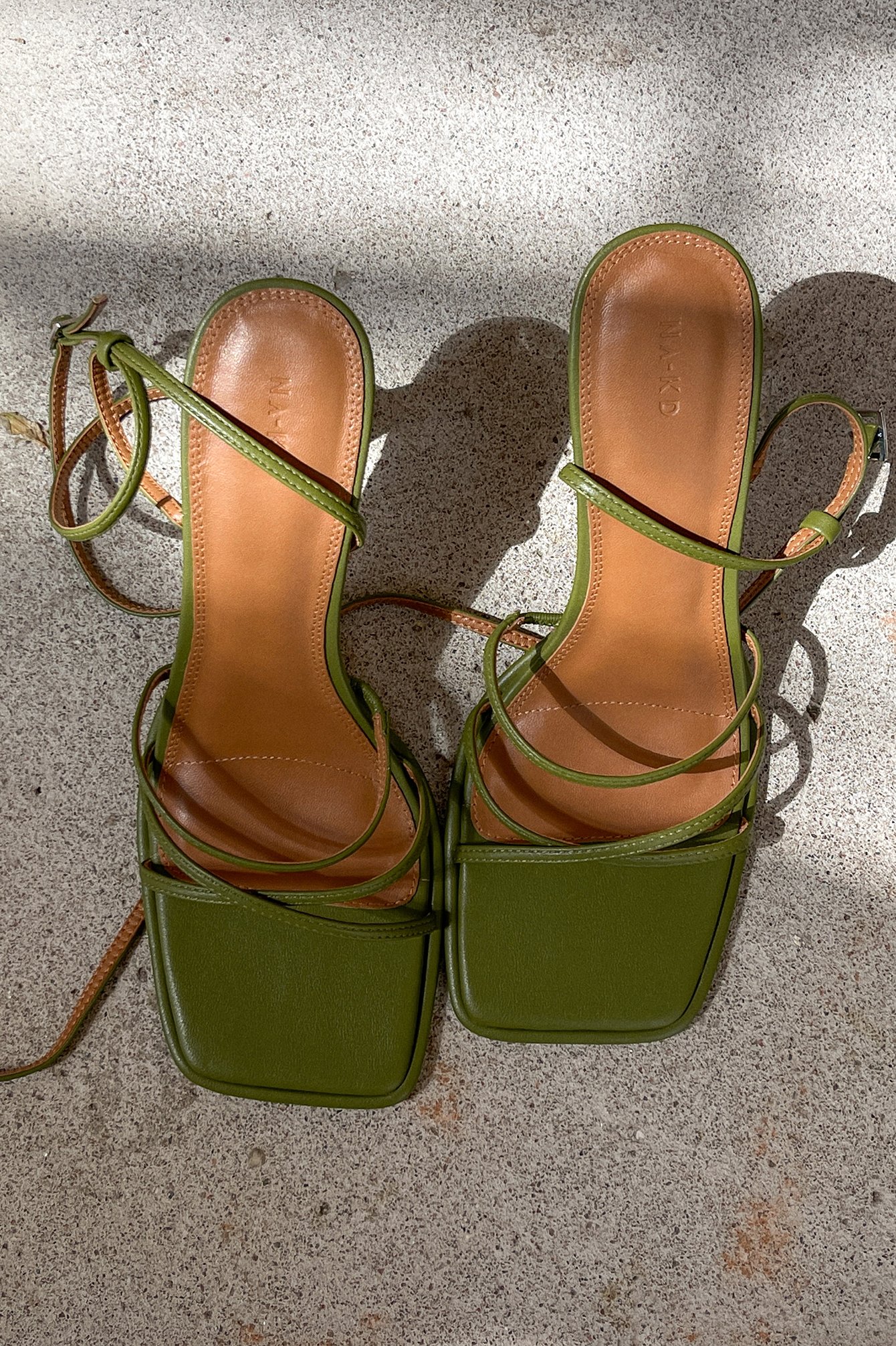 Quadratische Riemchen-High-Heels mit Sanduhrabsatz