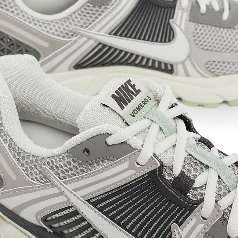 NIKE Wmns Zoom Vomero 5 cobblestone/light bone-light bone