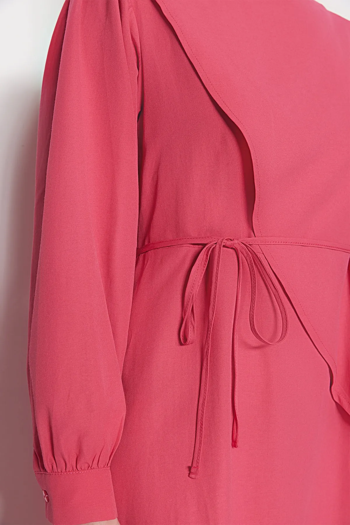 Trendyol Modest  Fuchsiafarbenes, gewebtes Baumwollkleid mit Gürtel vorne TCTSS23EB00360