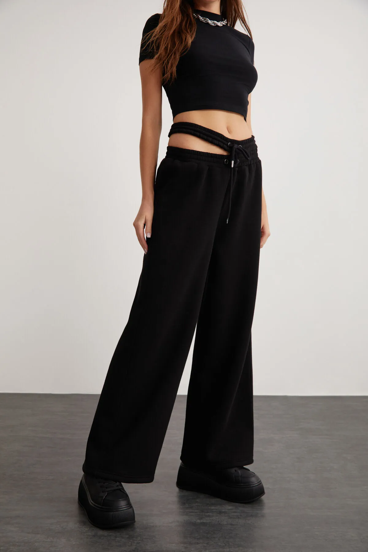 GRIMELANGE  Schwarze Damen-Jogginghose von Bruıxa mit Polarfleece und weichem Taillendetail