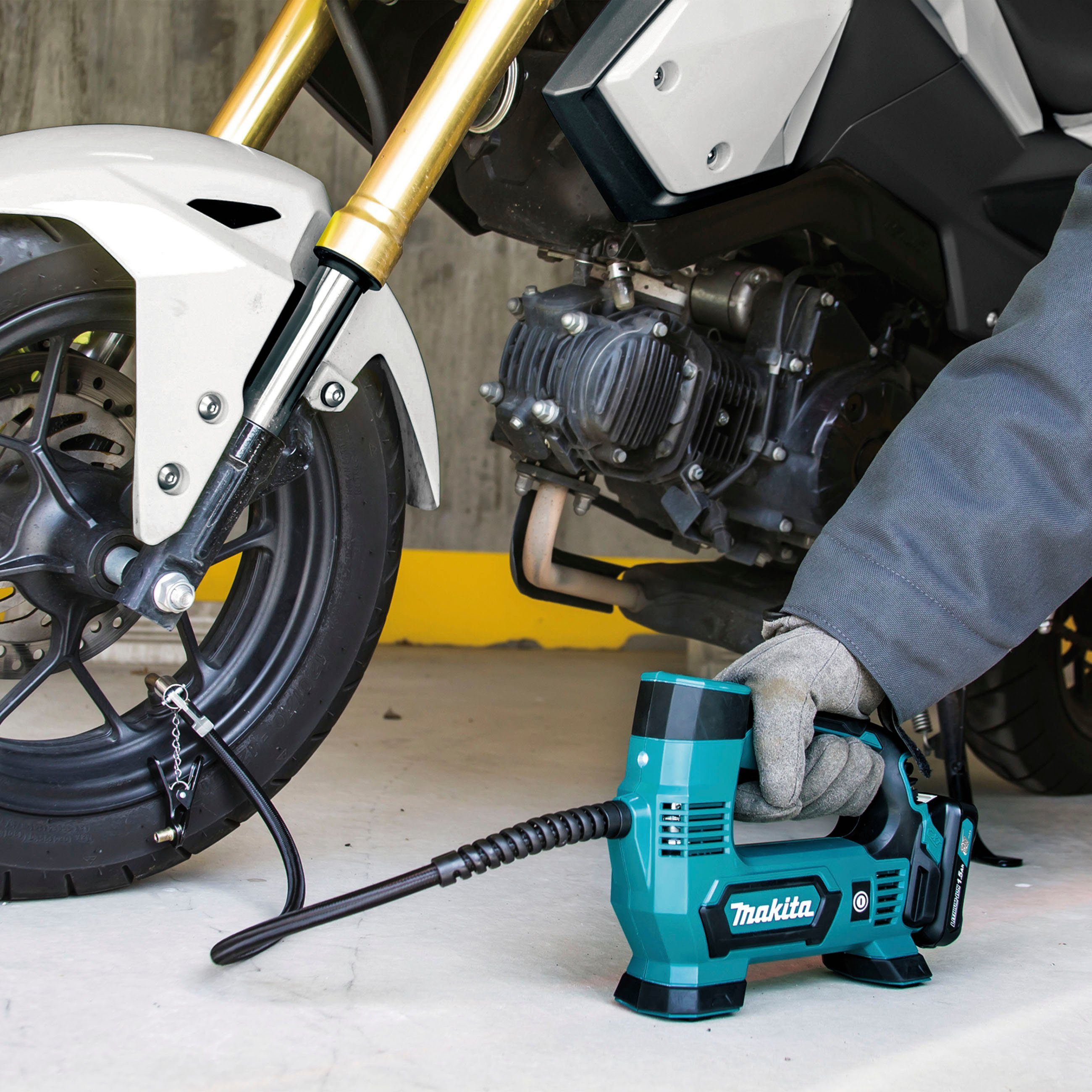 Makita Akku-Handkompressor MP100DZ, max. 8,3 bar, zum schnellen und einfachen Befüllen von Reifen, Bällen uvm.