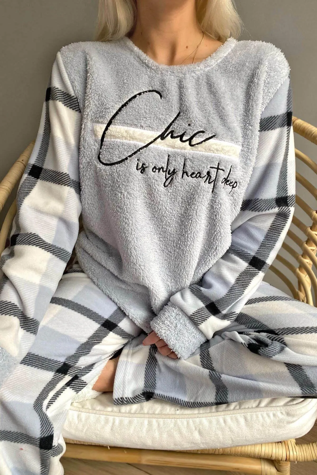 Pijamaevi  Blaues, tief schick gemustertes Plüsch-Pyjama-Set für Damen
