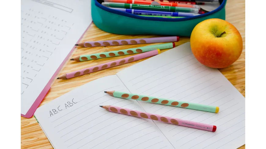 STABILO® Ergonomischer Dreikant-Bleistift für Rechtshänder - STABILO EASYgraph in pastellgrün - Einzelstift - Härtegrad HB