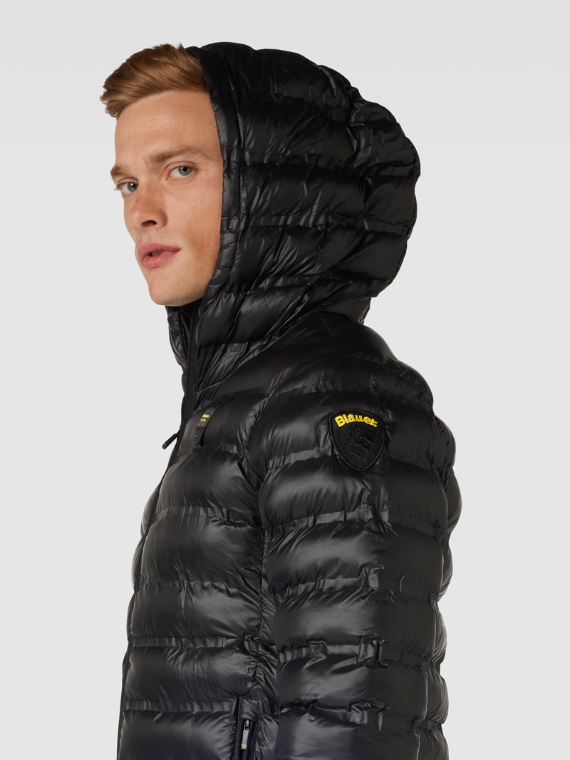 Steppjacke mit Label-Detail in schwarz