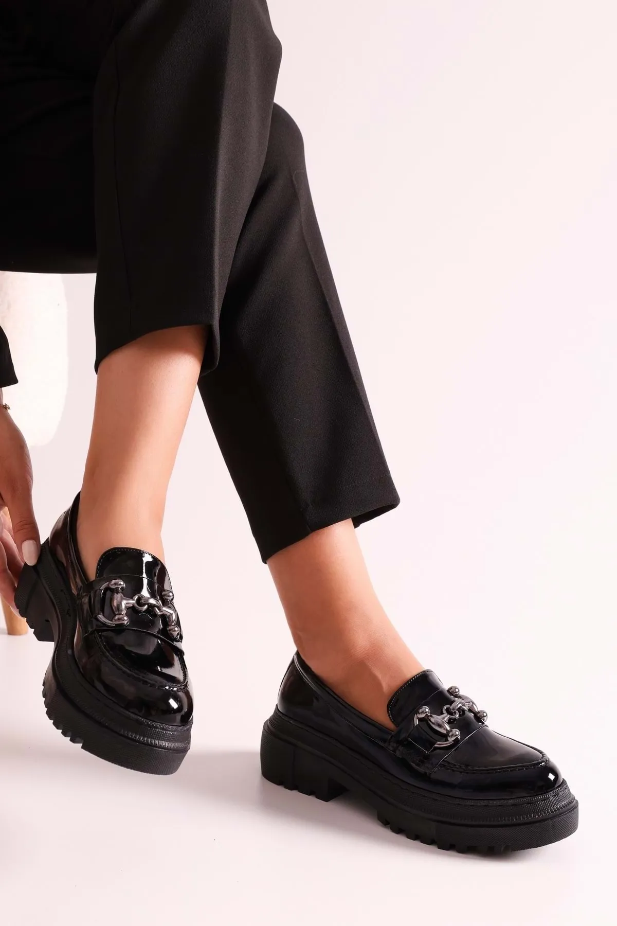 Shoeberry  Damen-Loafer Rex aus schwarzem Lackleder mit dicker Sohle und Schnalle. Schwarzes Lackleder