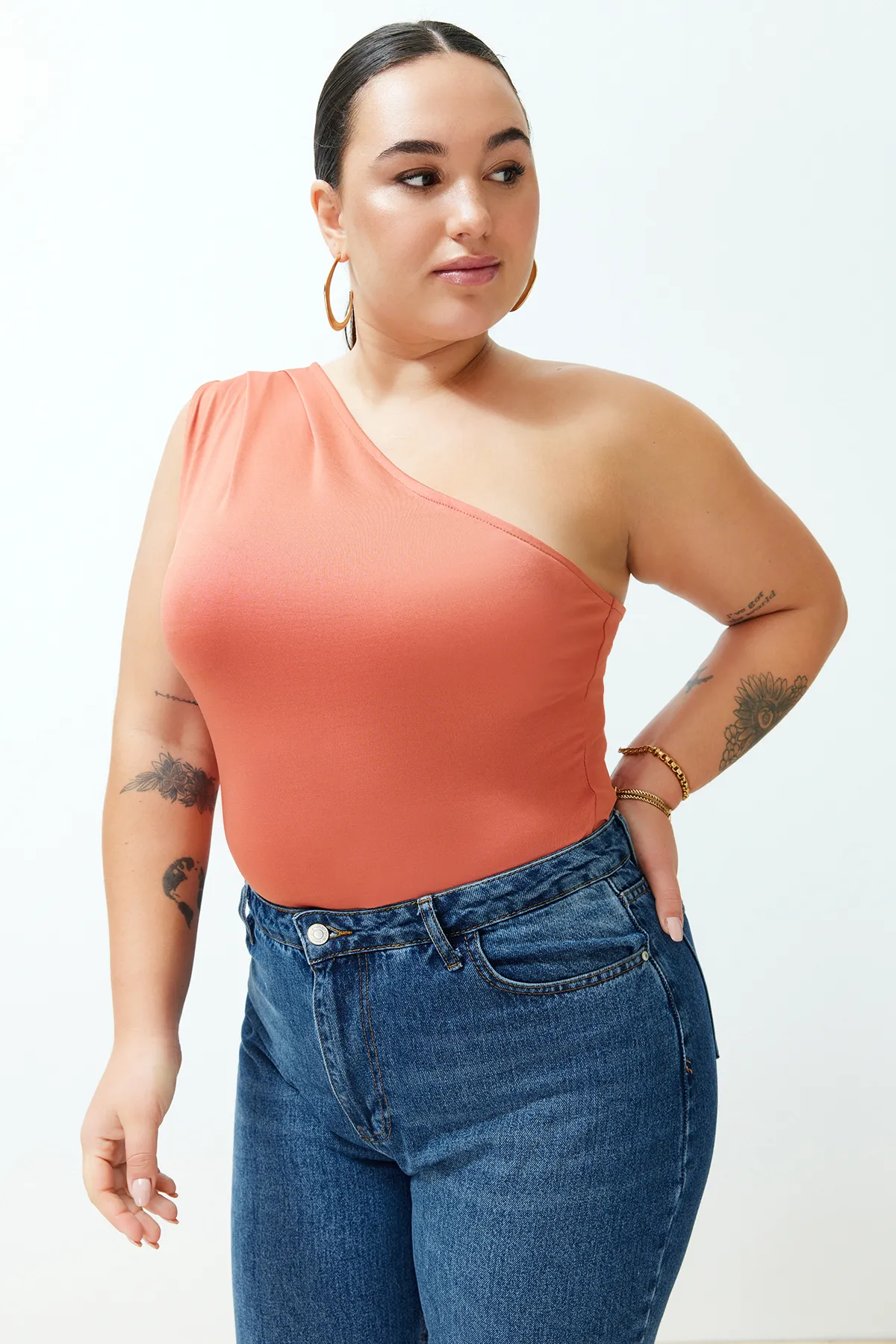 Trendyol Curve  Zimtfarbener gestrickter Body mit asymmetrischem Kragen unten und Druckknöpfen TBSSS24AF00066