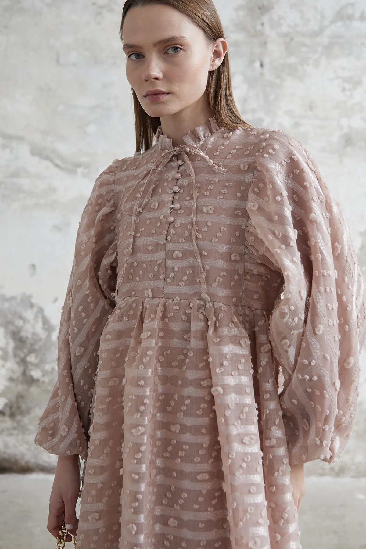 InStyle  Kleid mit Bindekragen und Ballonärmeln – Dried Rose