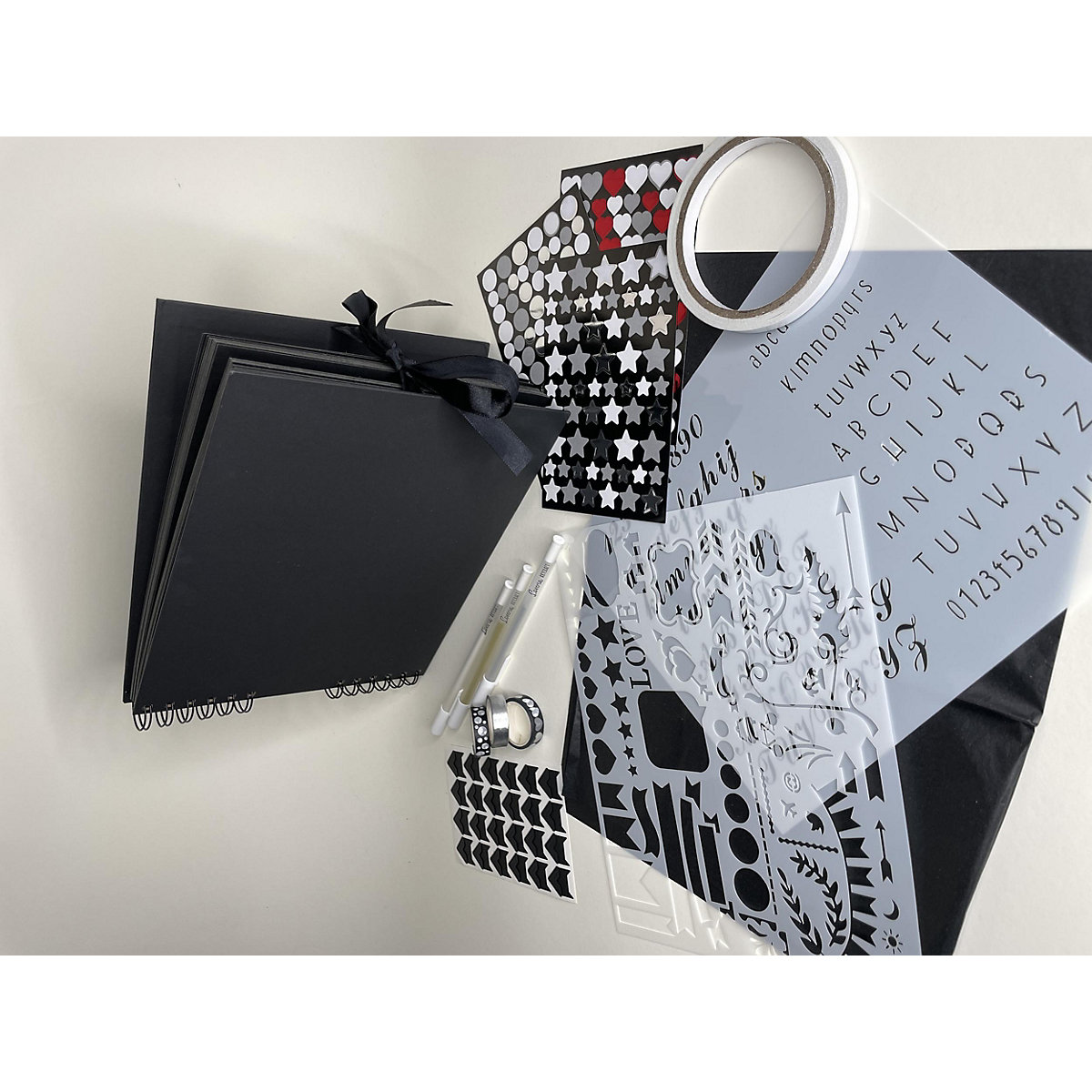 Fotobuch mit 32 Seiten, Spiralbindung und Satin Band zum Schließen, schwarz