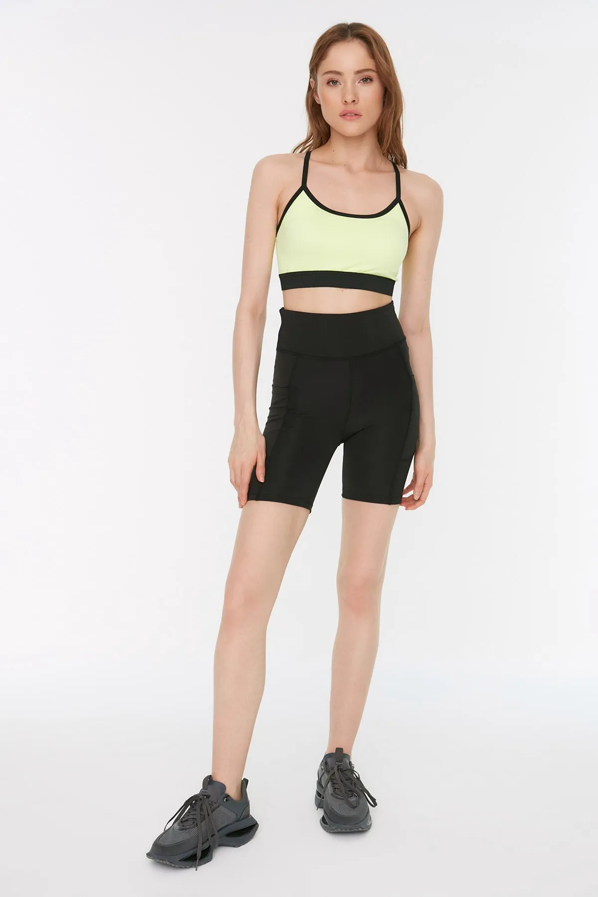 Trendyol Collection  Schwarze Recovery-Sport-Shorts mit detaillierten Nähten TWOSS22TY0032