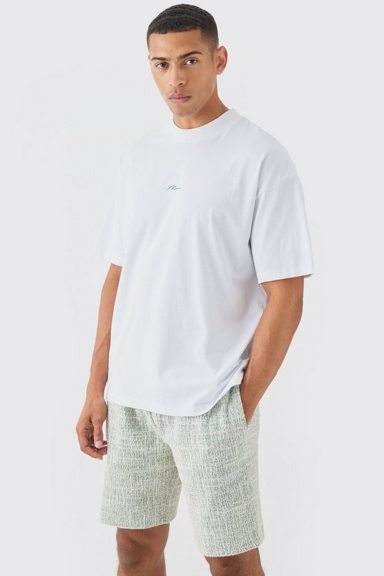 Oversize Man T-Shirt und strukturierte Shorts