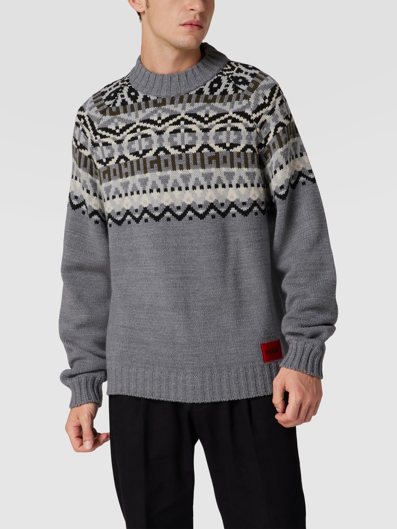 Strickpullover mit Label-Patch in mittelgrau meliert