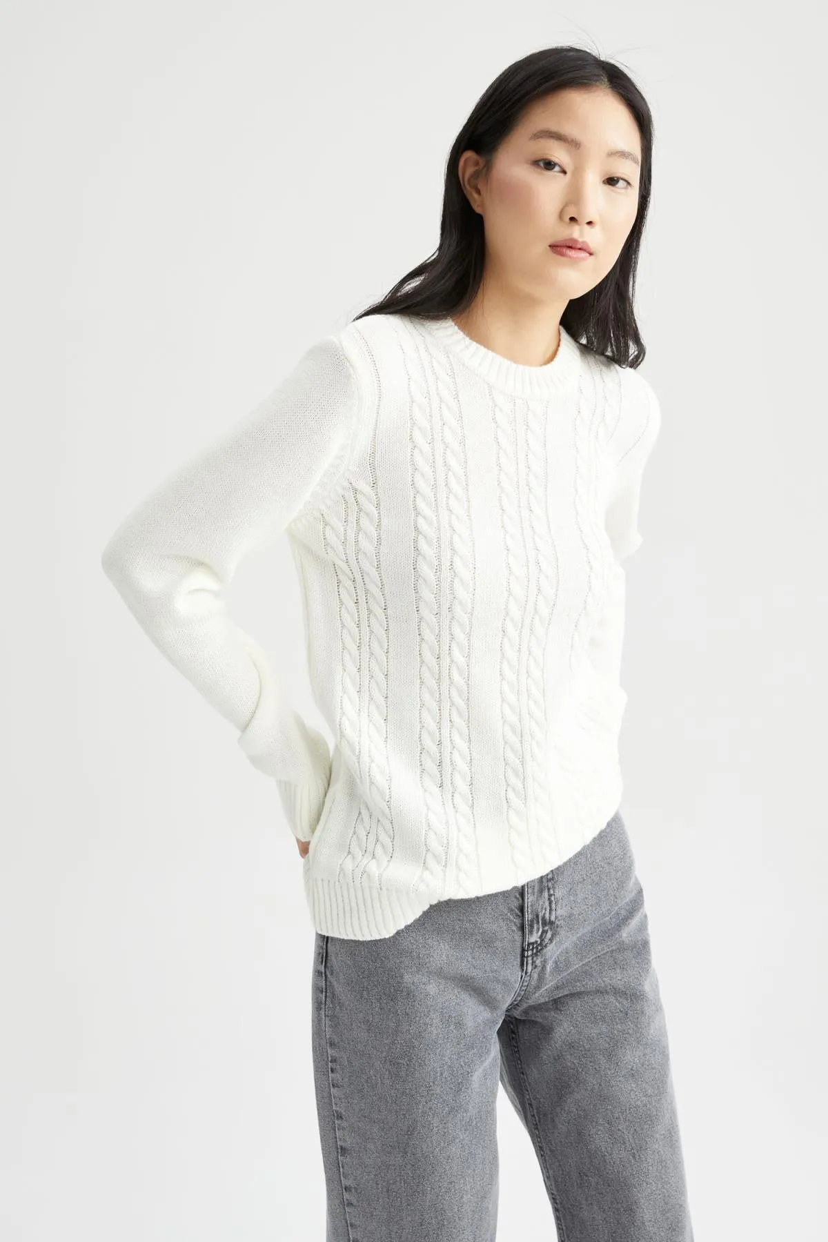 DeFacto  Pullover mit normaler Passform und Rundhalsausschnitt