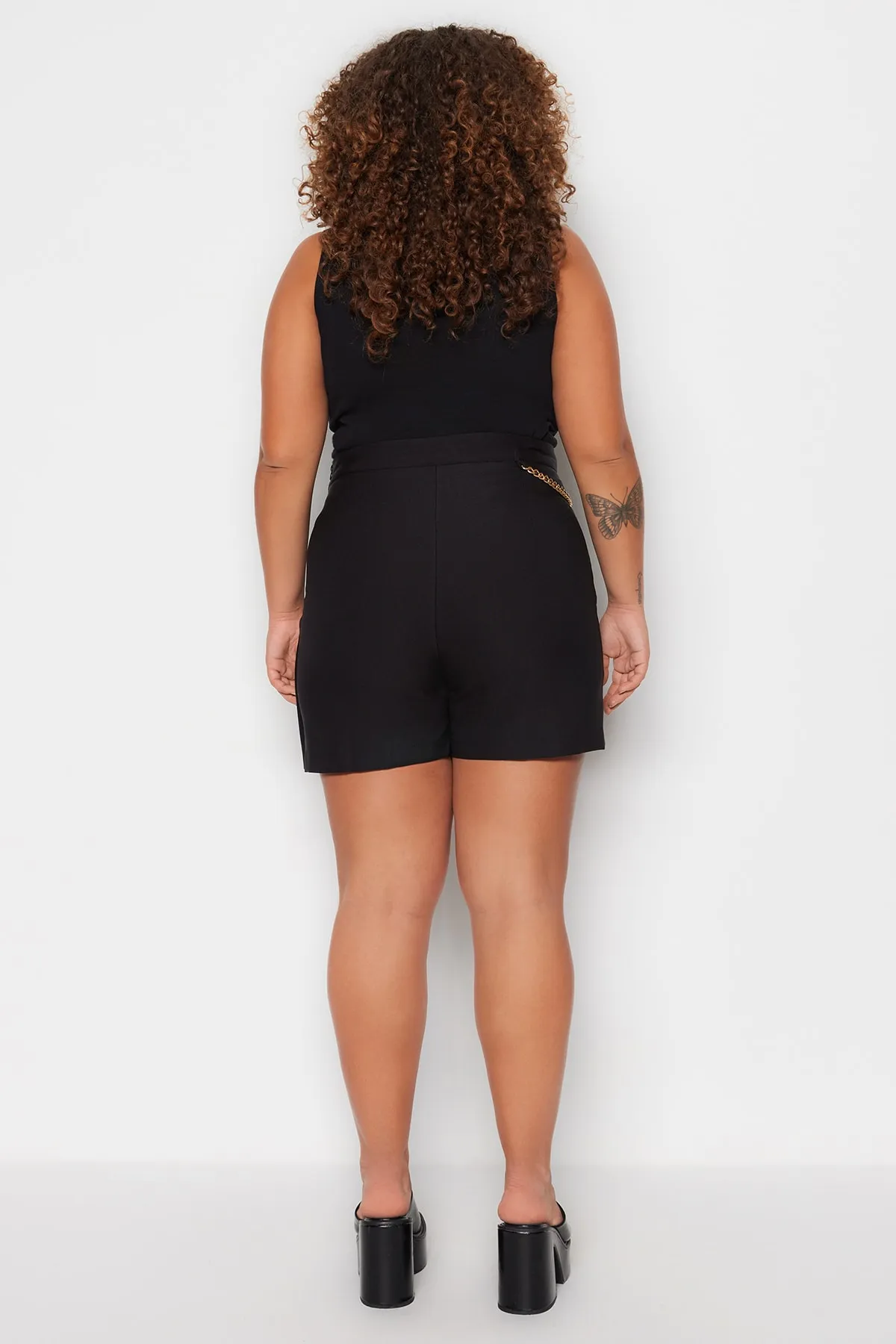 Trendyol Curve  Schwarzer Finike-Shortsrock mit hoher Taille und Bermuda TBBSS23AP00012