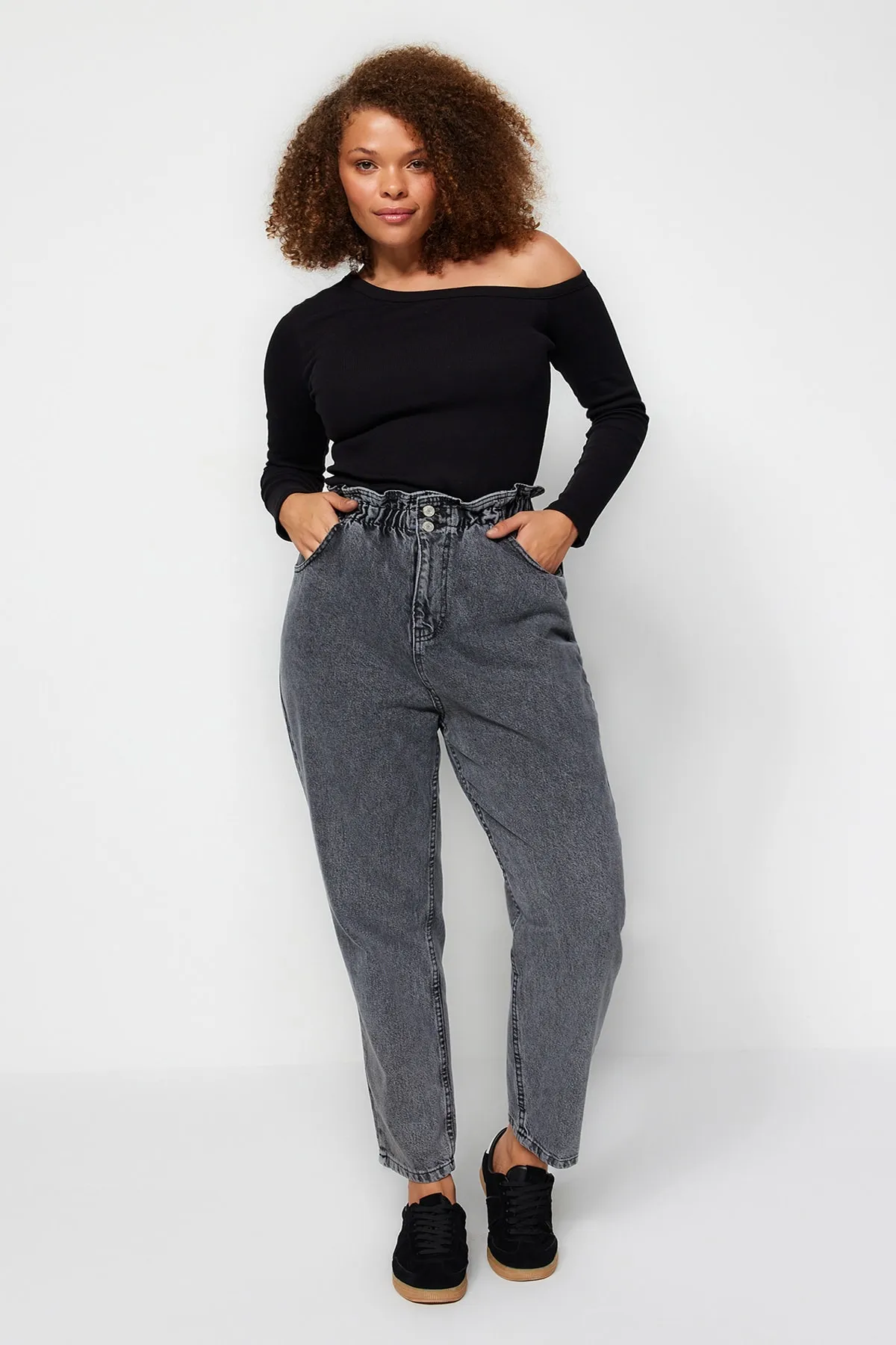 Trendyol Curve  Graue Mom-Jeans mit hoher Taille und elastischem Bund TBBAW23JE00002