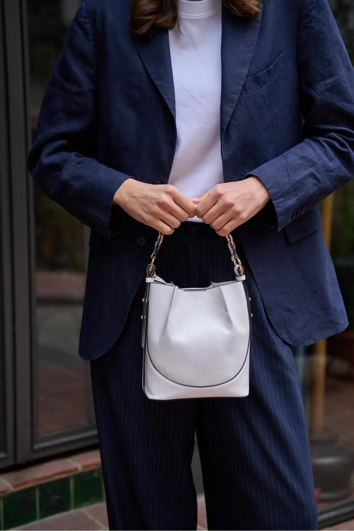 Madamra  Weiße Lauro Bucket Bag für Damen mit genähter Geldbörse oben -