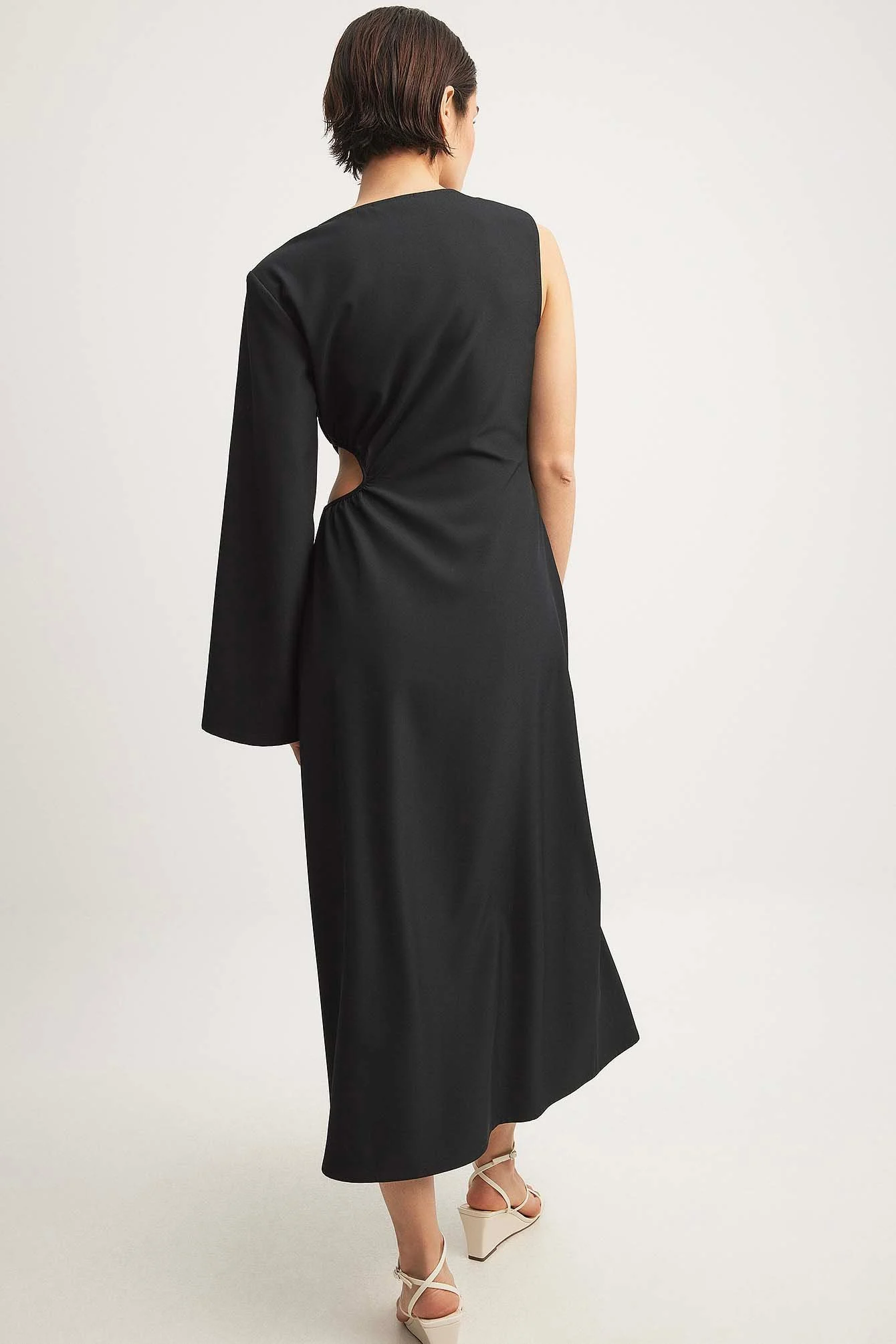 Einärmeliges Midikleid mit Cut-Out