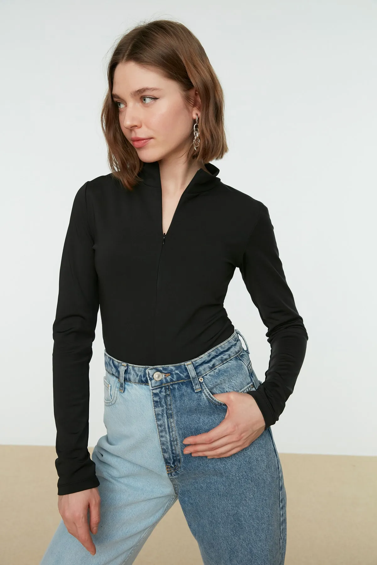 Trendyol Collection  Schwarzer Strickbody mit Stehkragen und Reißverschluss und langen Ärmeln sowie flexiblem Druckknopf TWOAW21BD0070