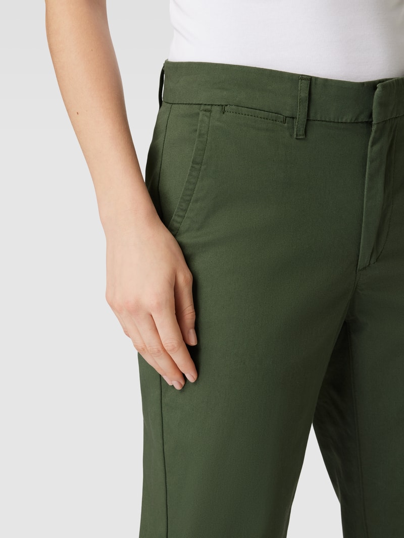 Chino mit französischen Eingrifftaschen in olivgrün